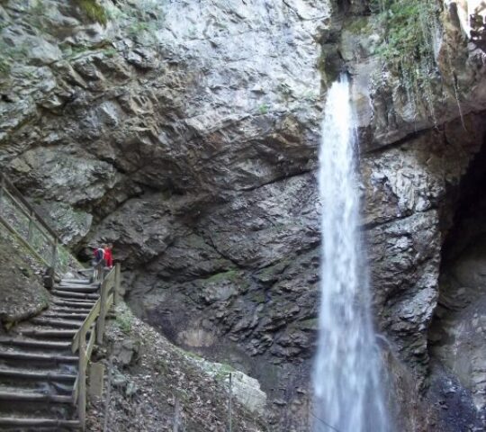 Grotte et cascade de Seythenex